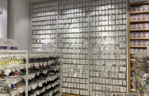 精品飾品店開店時(shí)要注意哪些問題_[大唐展示貨架]
