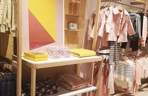 東莞貨架廠家告訴你怎么定義服裝店貨架!