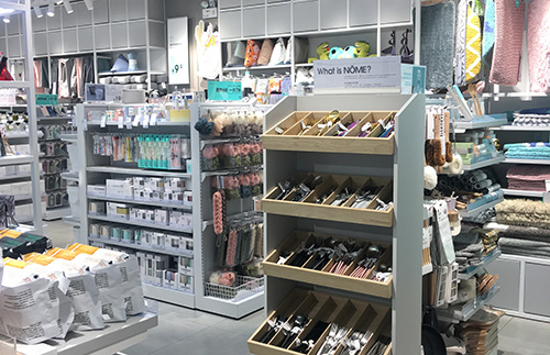 東莞精品店貨架廠家聊聊精品店貨架那些事